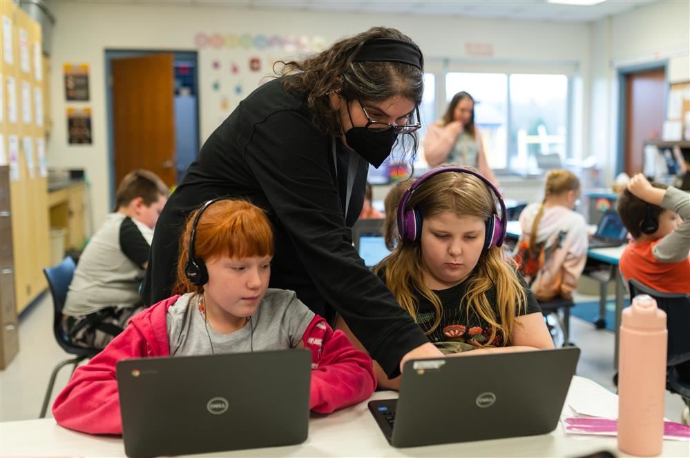  Peri Nelson-Sukert helps second graders learn how to use a computer through blogging
